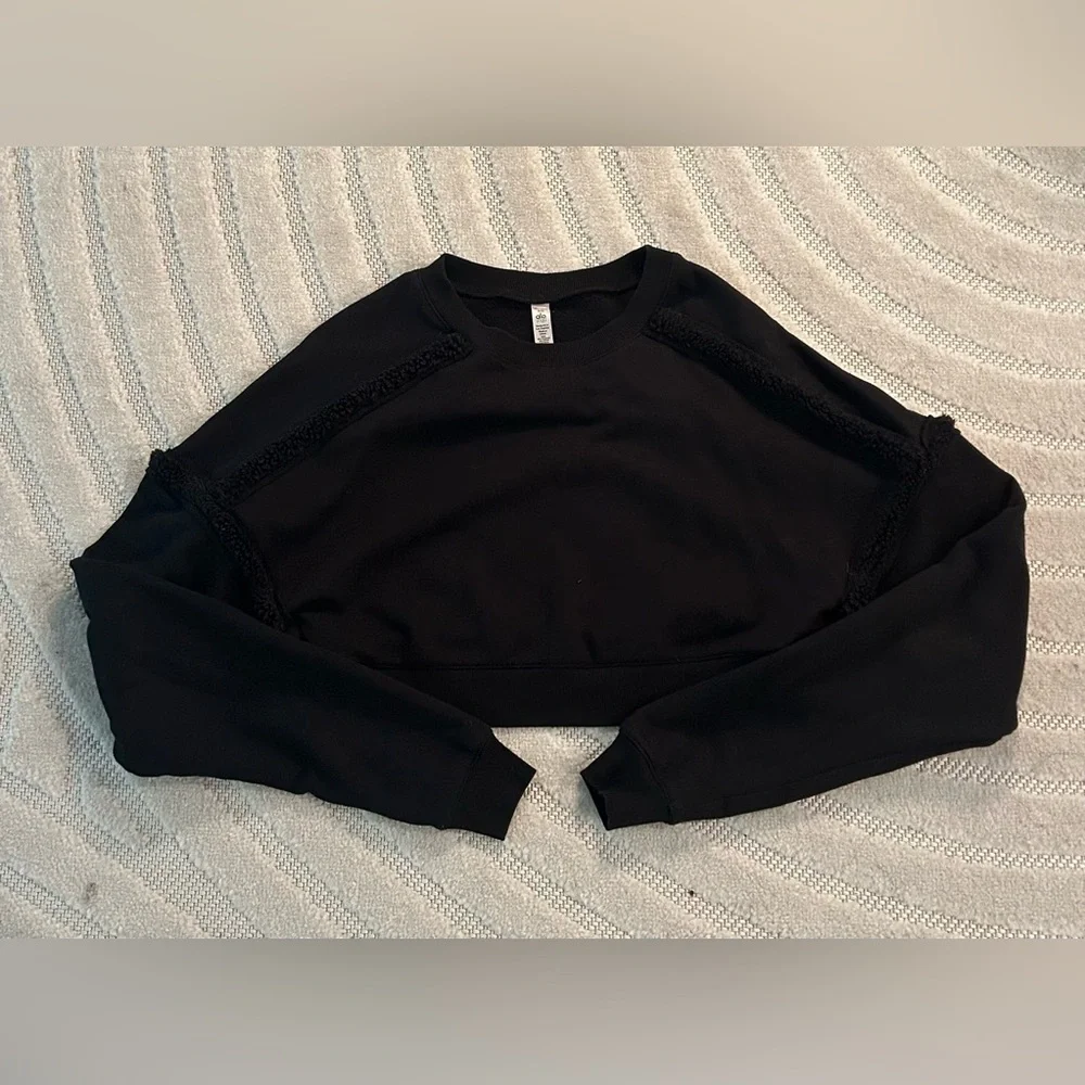 ALO Yoga Oversized City Sherpa Fleece Trim Cropped Sweatshirt in Black - XS